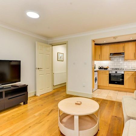 Redhill Town Centre Apartment By Livingo 外观 照片