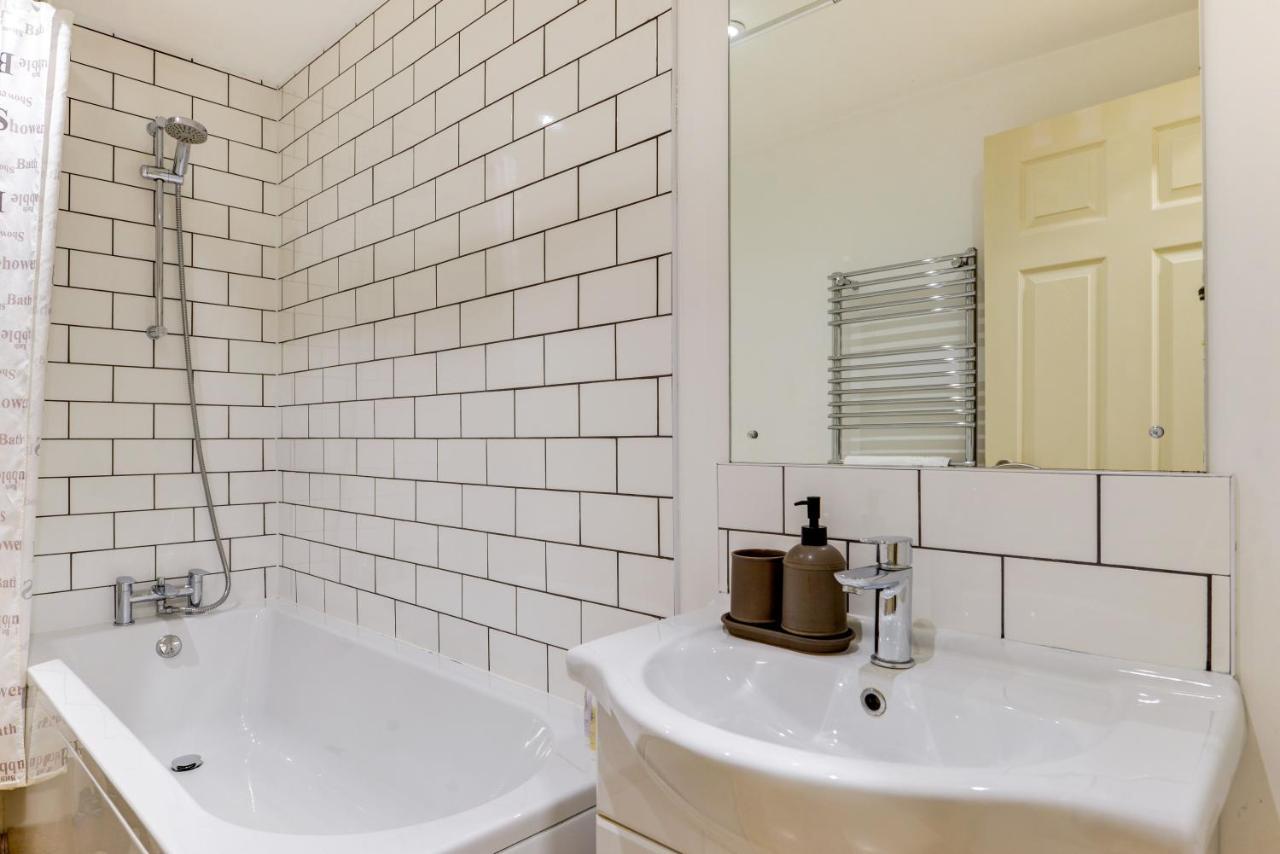 Redhill Town Centre Apartment By Livingo 外观 照片
